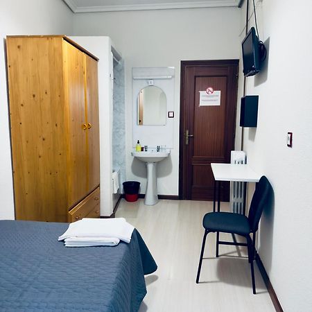 Hostal Conde De Alba Madrid Bagian luar foto