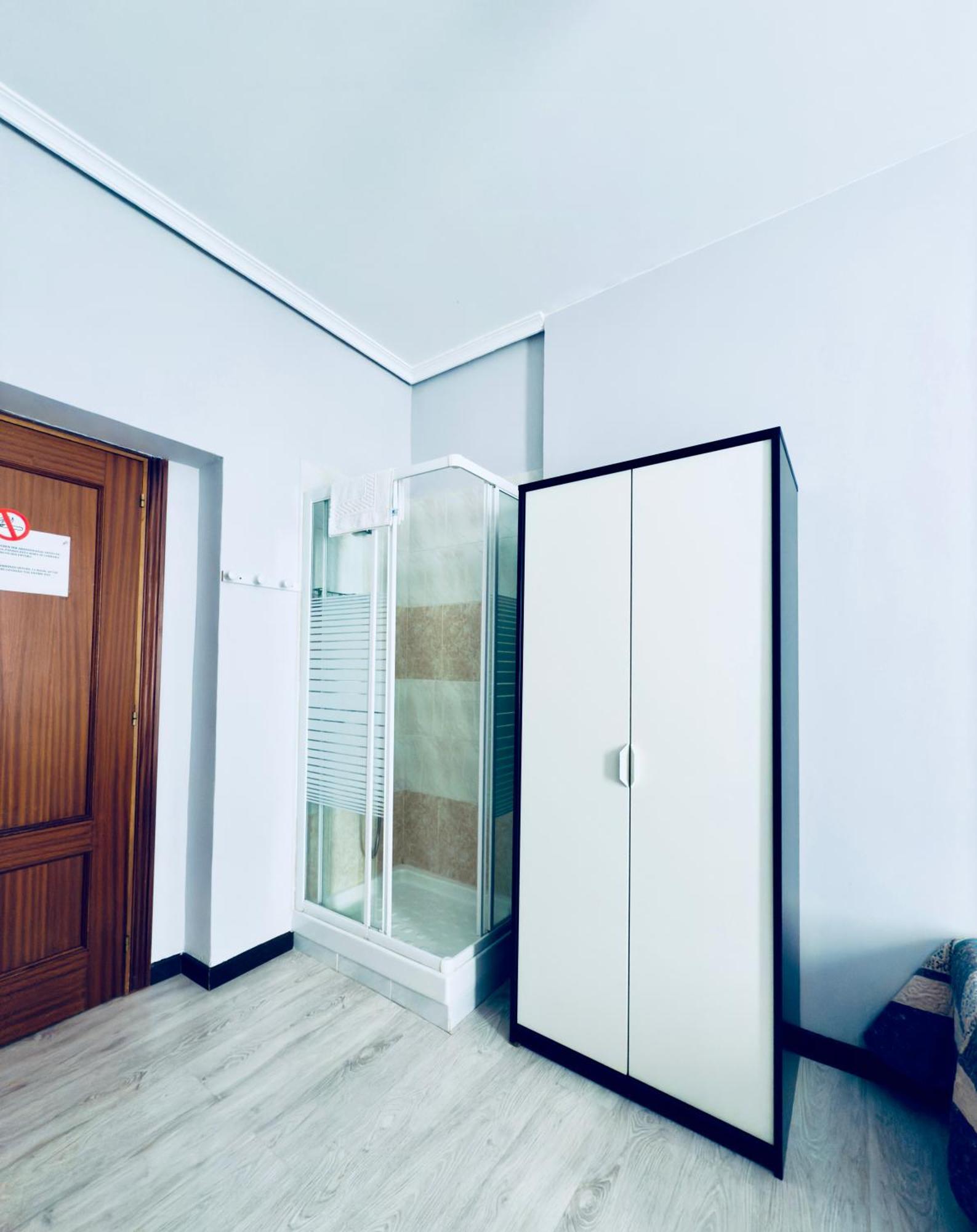 Hostal Conde De Alba Madrid Bagian luar foto
