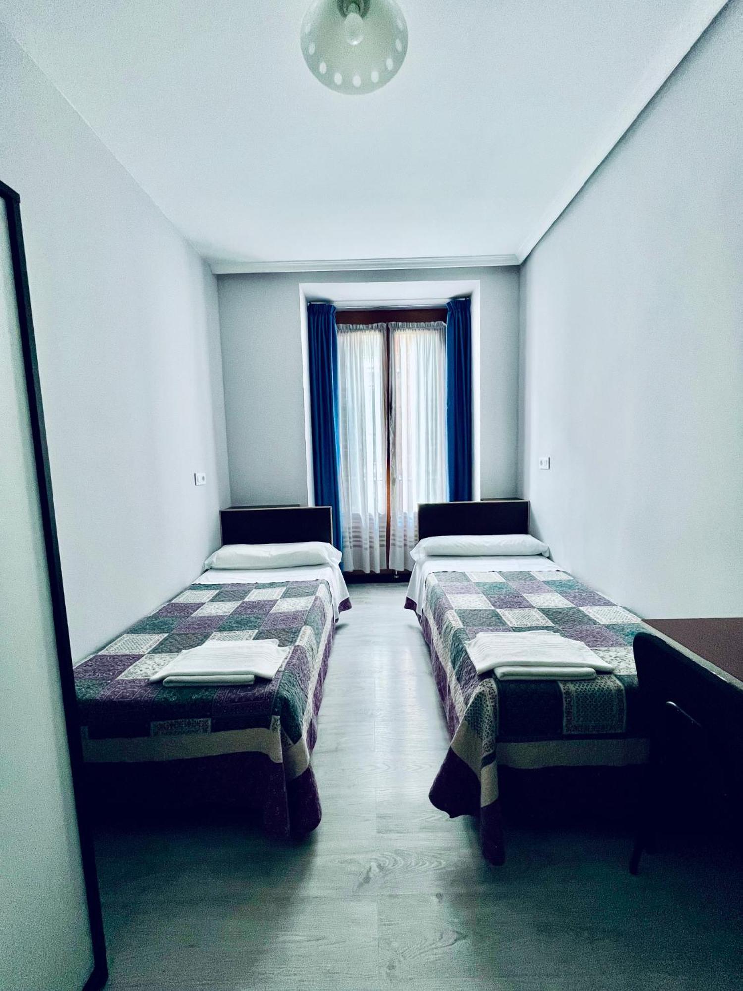 Hostal Conde De Alba Madrid Bagian luar foto