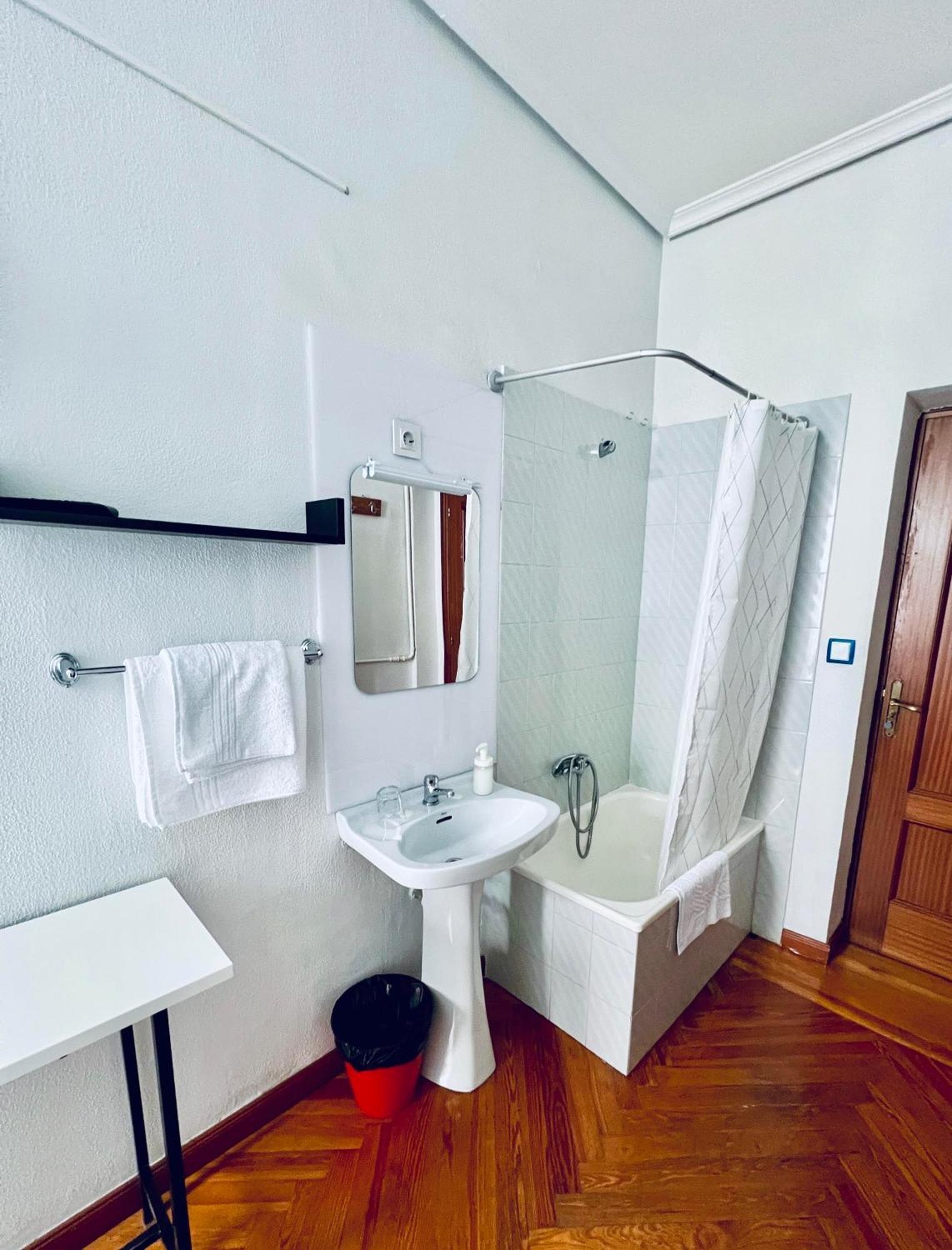 Hostal Conde De Alba Madrid Bagian luar foto