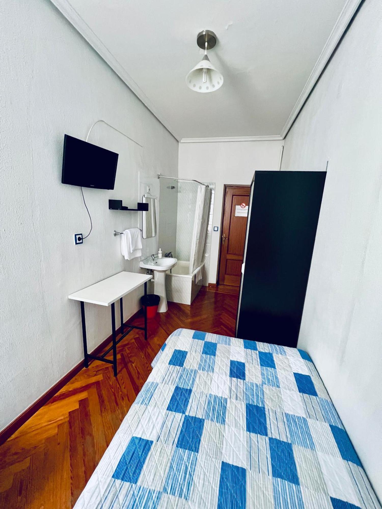 Hostal Conde De Alba Madrid Bagian luar foto