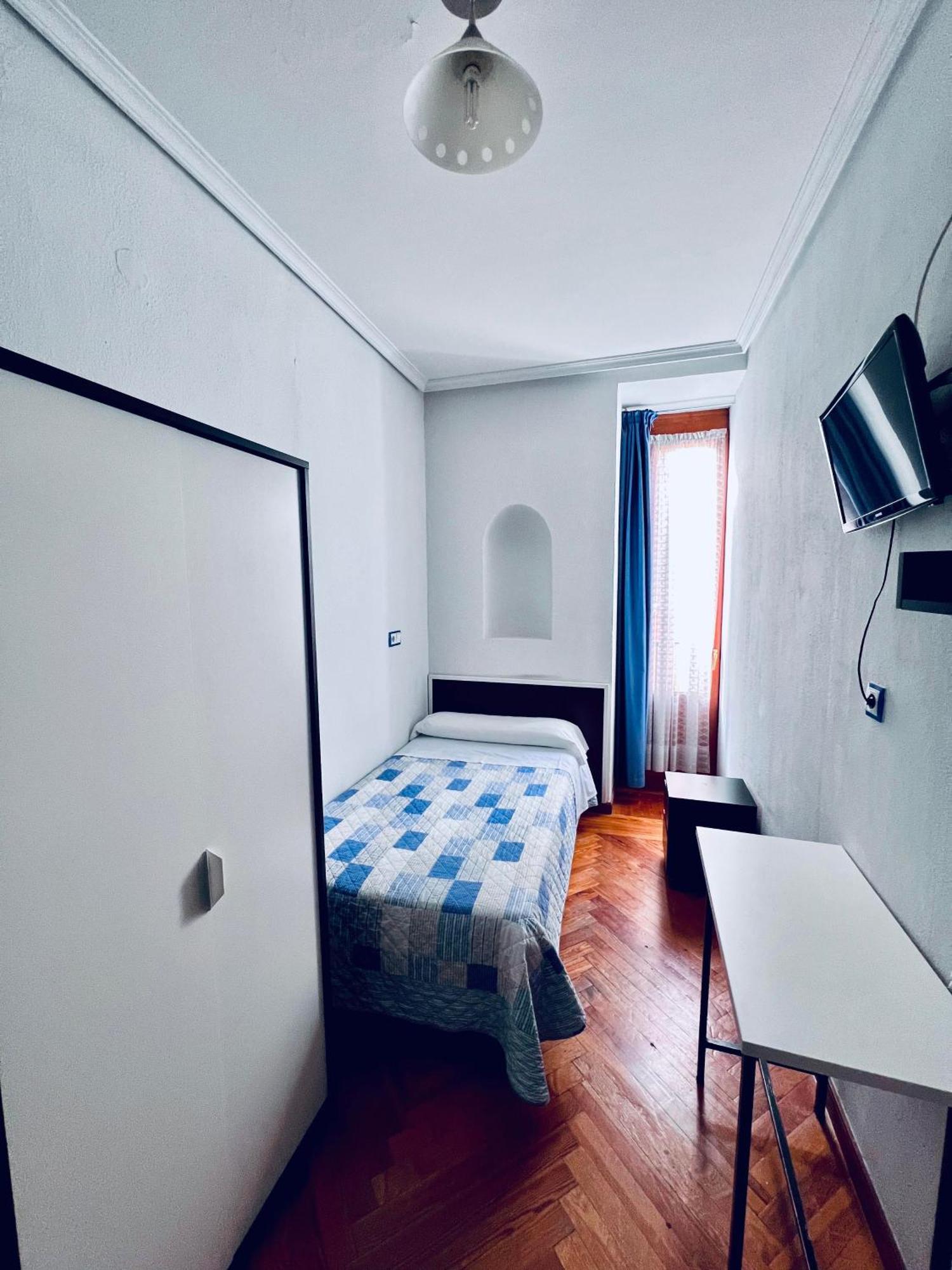 Hostal Conde De Alba Madrid Bagian luar foto