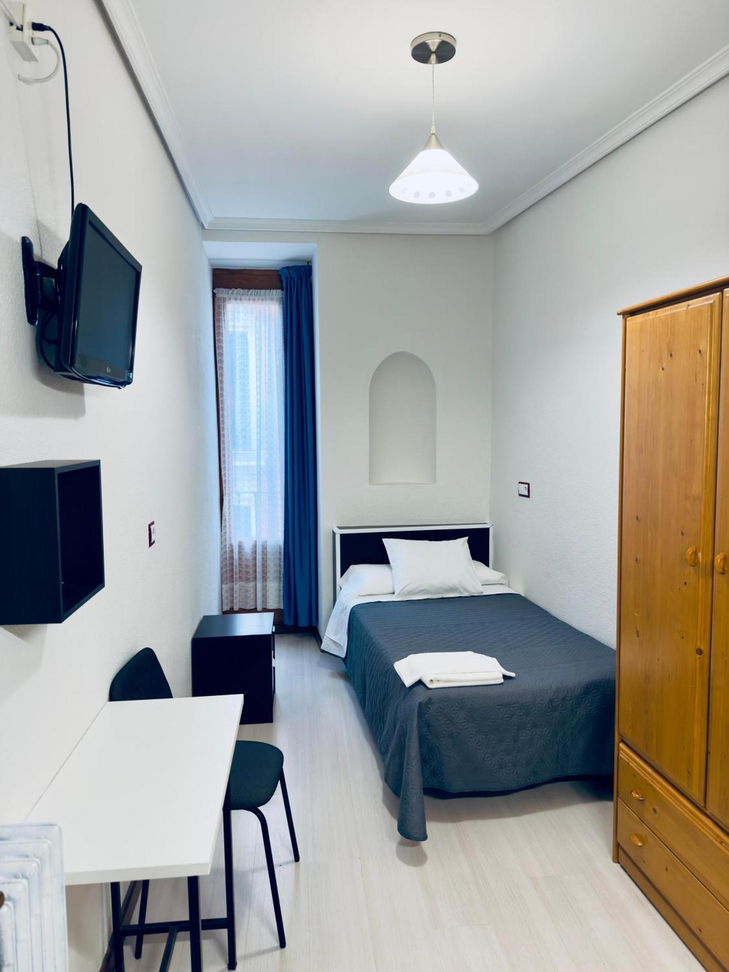 Hostal Conde De Alba Madrid Bagian luar foto
