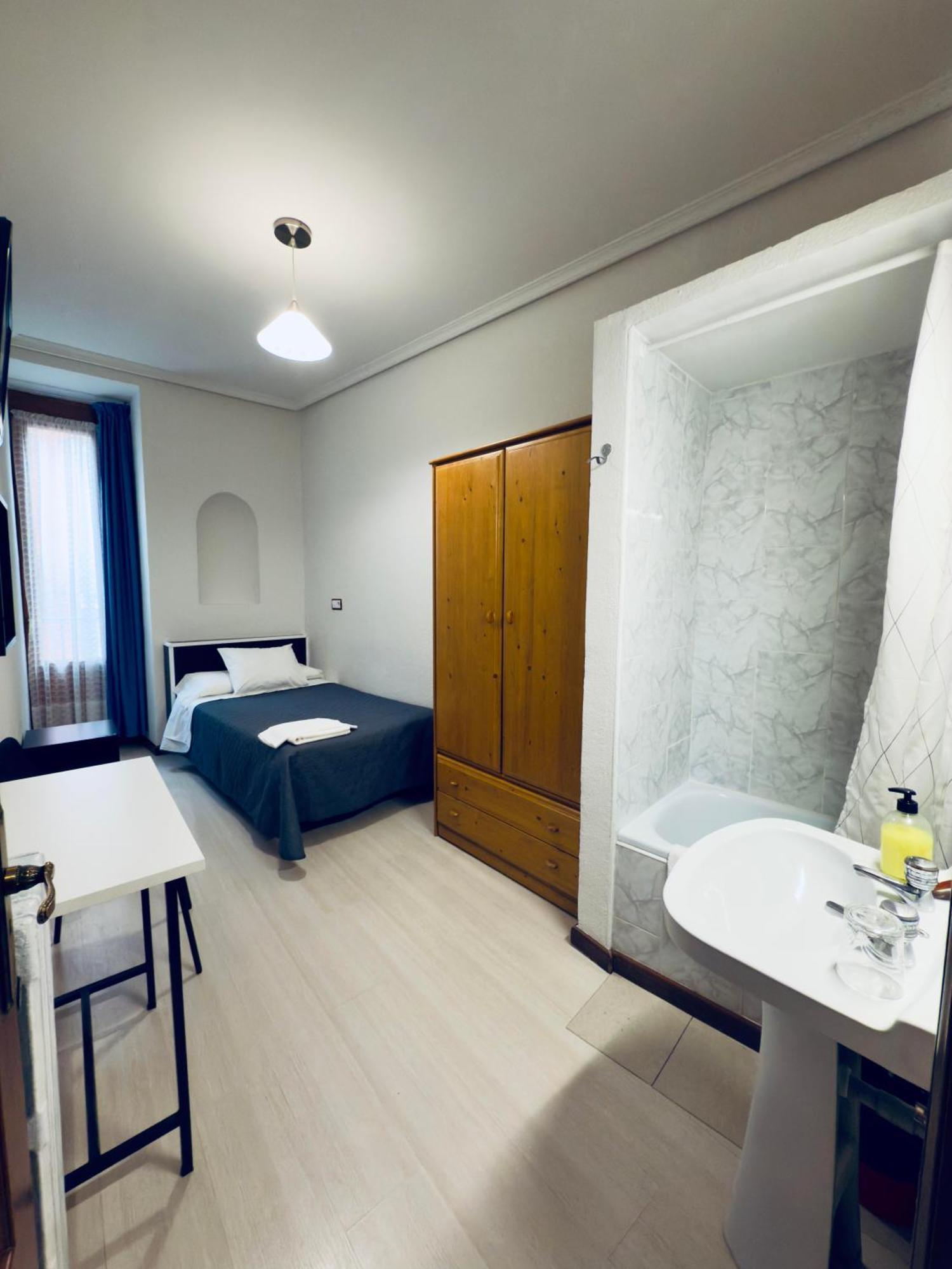 Hostal Conde De Alba Madrid Bagian luar foto